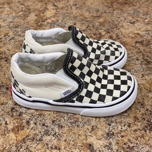 Checkered black and white Kids slip on vans